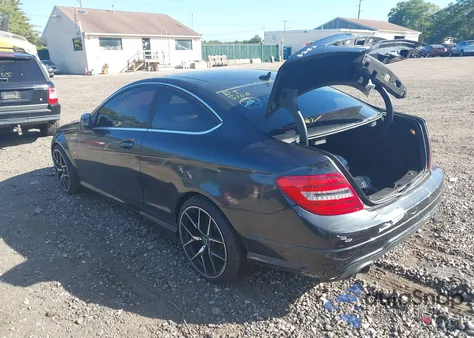2012 Mercedes-Benz C 250 z USA, uszkodzony, nr VIN WDDGJ4HB6CF754679
